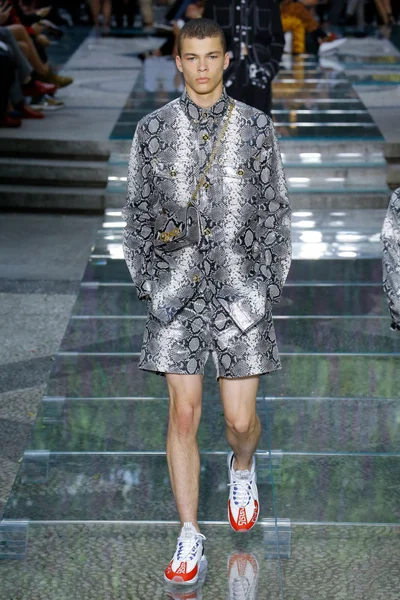 Look 19